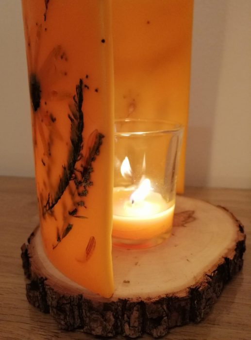 Windlicht mit Holzuntersetzer/Kerze im Glas